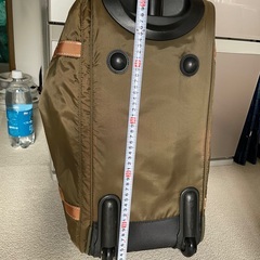 🧳 スタイリッシュなオリーブカラーのキャリーバッグです。の画像
