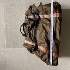 🧳 スタイリッシュなオリーブカラーのキャリーバッグです。の画像