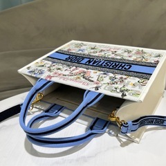 キャンバストートdiordiorの画像
