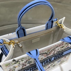 キャンバストートdiordiorの画像