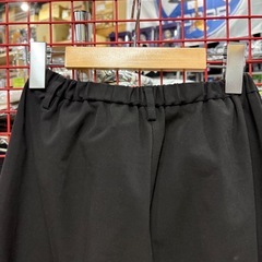 スリット入りパンツの画像
