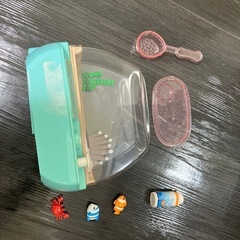オモチャの水槽の画像