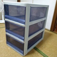 衣装ケース　3段　プラスチック　4個あり　の画像