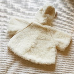 【極美品】ウサギ耳のボアポンポンポンチョ90花刺繍フードの画像