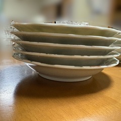 イチゴ柄のお皿の画像