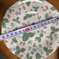 イチゴ柄のお皿の画像