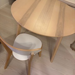 IKEA ダイニングテーブル➕椅子三脚の画像