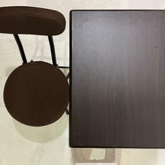 折りたたみテーブルと椅子の画像