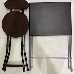 折りたたみテーブルと椅子の画像