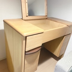 木製のドレッサーの画像