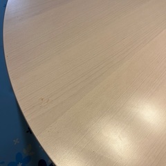 丸いダイニングテーブルの画像