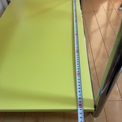 IKEA BAGGBODA イケア バッグボーダ イエロー サイドテーブル
の画像
