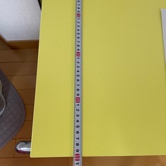 IKEA BAGGBODA イケア バッグボーダ イエロー サイドテーブル
の画像