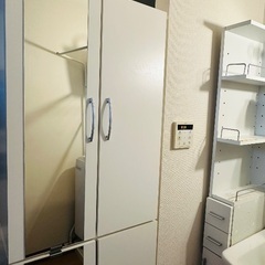 鏡とハンガーパイプ付きワードローブの画像