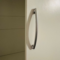 鏡とハンガーパイプ付きワードローブの画像