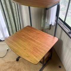 キャスター付きパソコンデスクの画像