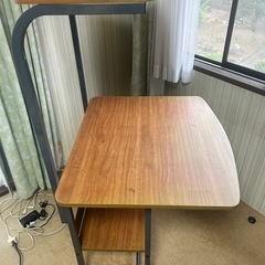 キャスター付きパソコンデスクの画像
