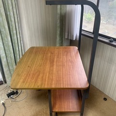 キャスター付きパソコンデスクの画像
