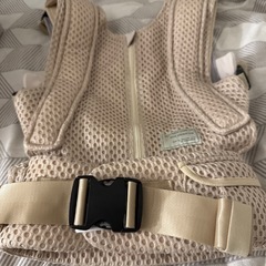 べべスワン　ベスト抱っこ紐　ベージュ　よだれかけセットの画像