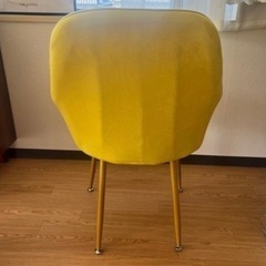黄色のイスの画像