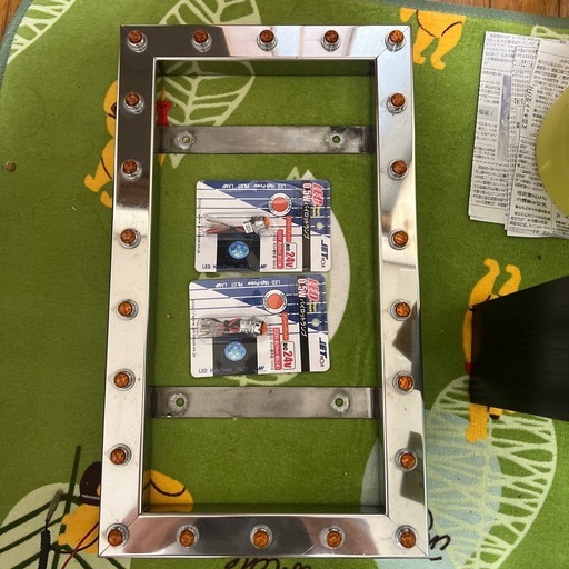 大型ナンバー枠、パイロットランプ付