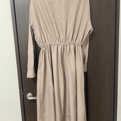 Fサイズ　ワンピース　ライトベージュ　グレーよりの画像