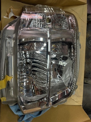 ハイエース　3型　　右ヘッドライト