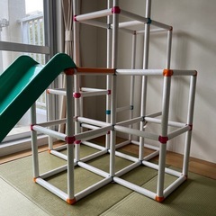 白いジャングルジムの画像