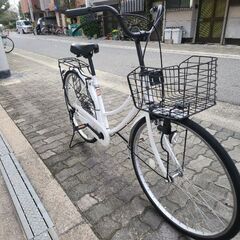 シンプルな白いカゴ付き自転車の画像