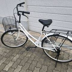 シンプルな白いカゴ付き自転車の画像