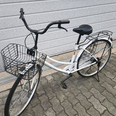 シンプルな白いカゴ付き自転車の画像