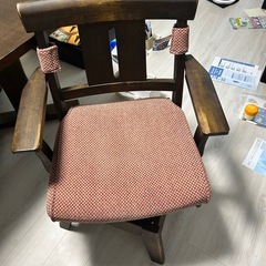 ダイニングテーブル、椅子2つのセットの画像