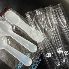 使い捨てのスプーンとフォーク大量の画像