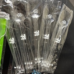 使い捨てのスプーンとフォーク大量の画像