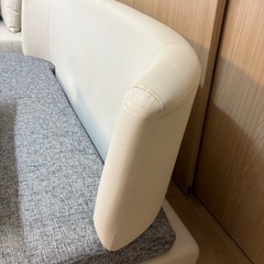 アルモニア　グレーとホワイトの3人掛けソファの画像