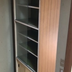 ガラス戸付きの棚の画像