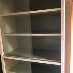 ガラス戸付きの棚の画像
