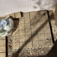汚れてるタイル　畑用にいかがです？の画像