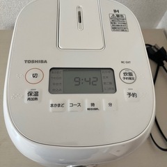 荷物棚とTOSHIBA炊飯器の画像