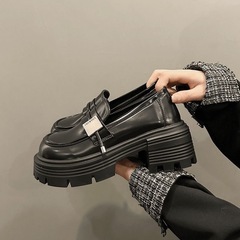 ブラックローファー 厚底 バックル付きの画像