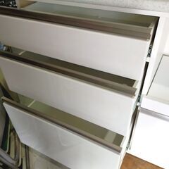 ニトリ キッチンボード モデル アルミナ2 100KBWH 幅105cm 奥行き45cm 高さ200cm レンジボード 食器棚 ホワイト 上下コンセント付き　2ドア　スライドドアの画像