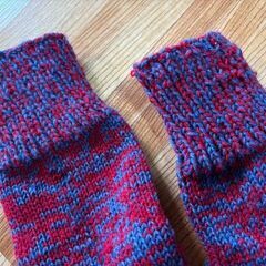 毛糸の靴下　24センチ位まで？　手編みハンドメイド　赤青 wool yarn　socks　hand knittingの画像