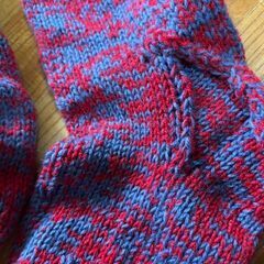 毛糸の靴下　24センチ位まで？　手編みハンドメイド　赤青 wool yarn　socks　hand knittingの画像