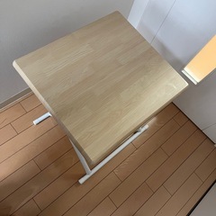 折り畳みテーブルの画像