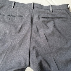 ユニクロ　メンズ スラックス パンツ グレー系の画像