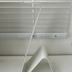 【無料】スタイリッシュなIKEA ヘッドホン/タブレット スタンド白　高さ: 8 cmの画像