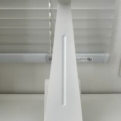 【無料】スタイリッシュなIKEA ヘッドホン/タブレット スタンド白　高さ: 8 cmの画像