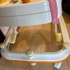 
Combi オレンジ 歩行器の画像