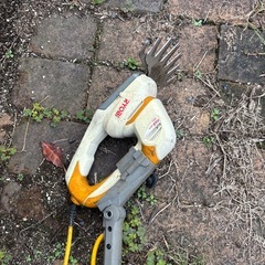 芝刈り機　雑草刈り機の画像