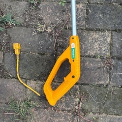 芝刈り機　雑草刈り機の画像